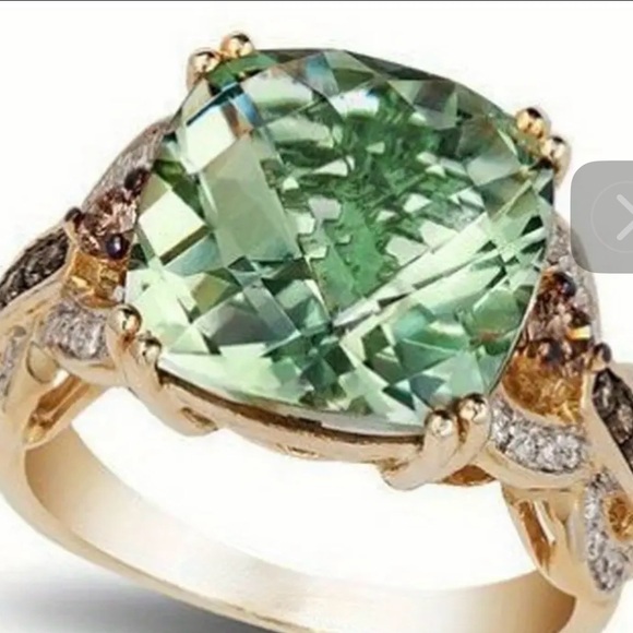 Elegant Gold tone and Green Gemstone Ring - Picture 3 of 3